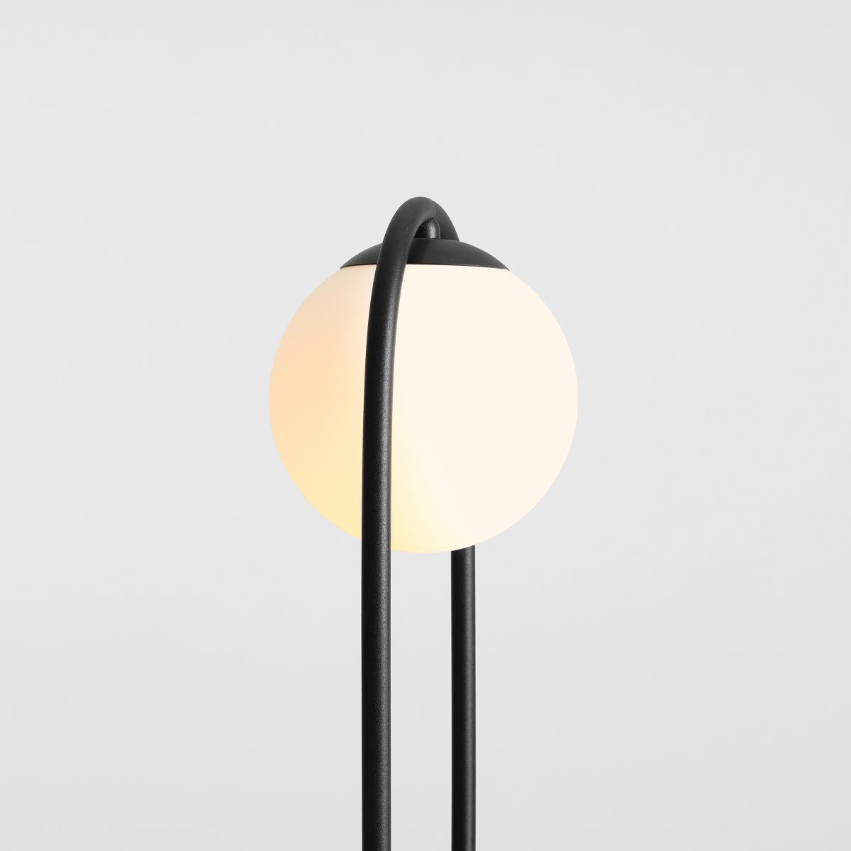 Riva 47cm Svart bordlampe Fra Artera - Med sin sorte ramme og en opal globus som gir et mykt, behagelig lys, fungerer lampen perfekt som en dekorativ lyskilde i b&aring;de stuen, soverommet eller kontoret.