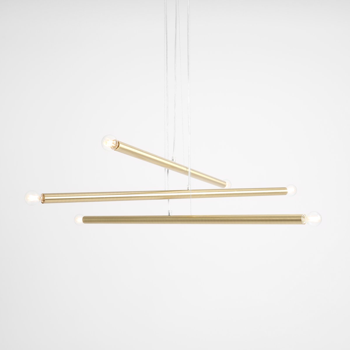 Tubo 6 100cm Messing Taklampe Fra Artera - Lampen består av tre smale metallrør i en elegant messingfinish, plassert i forskjellige høyder og vinkler som skaper et spennende og luftig uttrykk.