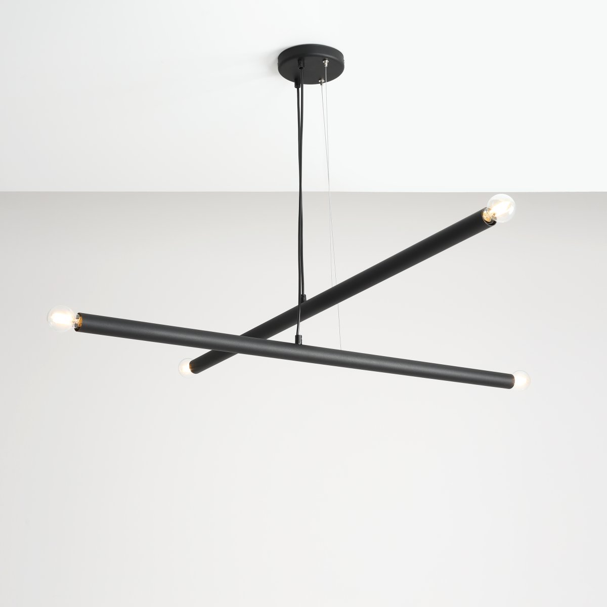 Tubo 4 100cm Svart Taklampe Fra Artera - Hvert rør er 100 cm langt med en diameter på 3,2 cm og har lyskilder i begge ender.
