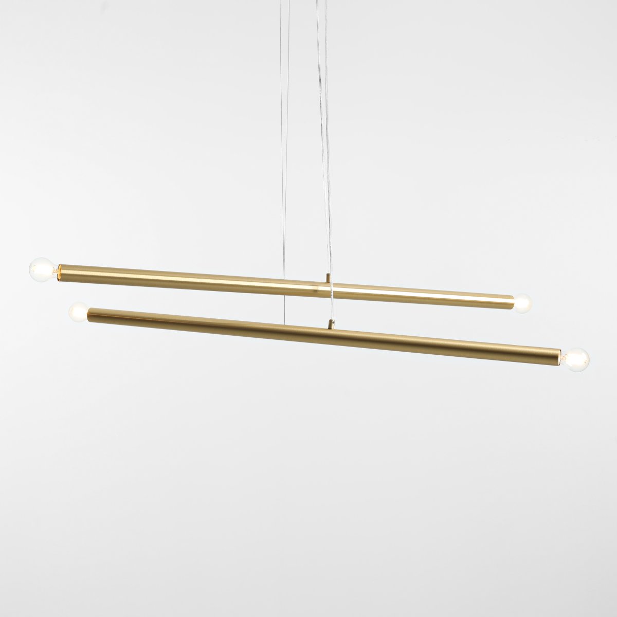 Tubo 4 100cm Messing Taklampe Fra Artera - Tubo 4 er en moderne taklampe med et stilig og minimalistisk design.