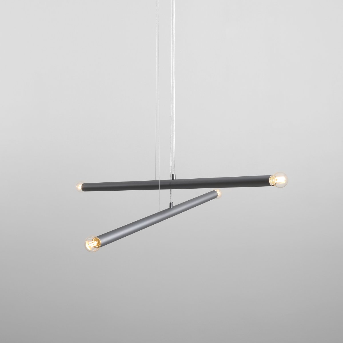 Tubo 4 100cm Stål Taklampe Fra Artera - Tubo 4 er en moderne taklampe med et stilig og minimalistisk design.