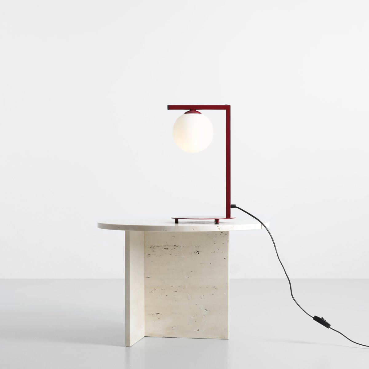 Zac 50cm Burgund bordlampe Fra Artera - Zac bordlampe i burgunder metall og hvitt glass har et moderne og minimalistisk design som kombinerer eleganse med funksjonalitet.