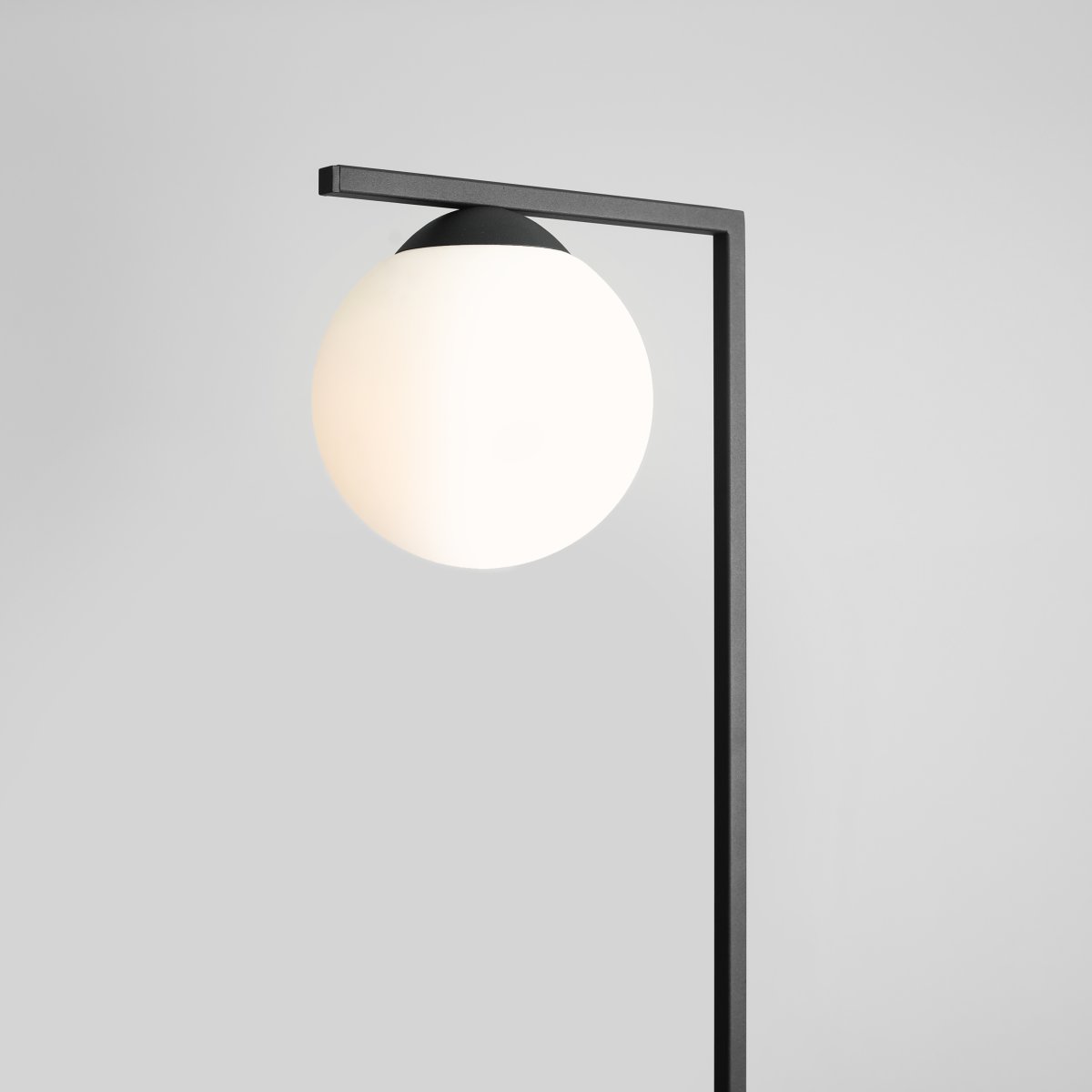 Zac Svart gulvlampe Fra Artera - Zac gulvlampe har en minimalistisk design laget av metall og glass.