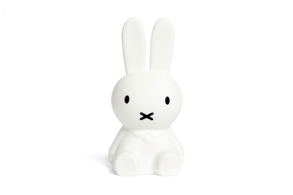 Bundle of Light - Miffy Mini Hvit barnelampe Fra Mr Maria - Legg til litt lys og glede til dagen og hjemmet ditt med denne sjarmerende Miffy-lampen.