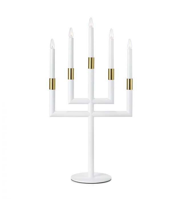 Karsten Hvit Fra Markslöjd - Denne elegante adventslysestaken i hvitt metall, dekorert med vakre gulldetaljer, vil være et sofistikert innslag i hjemmet ditt i julen.