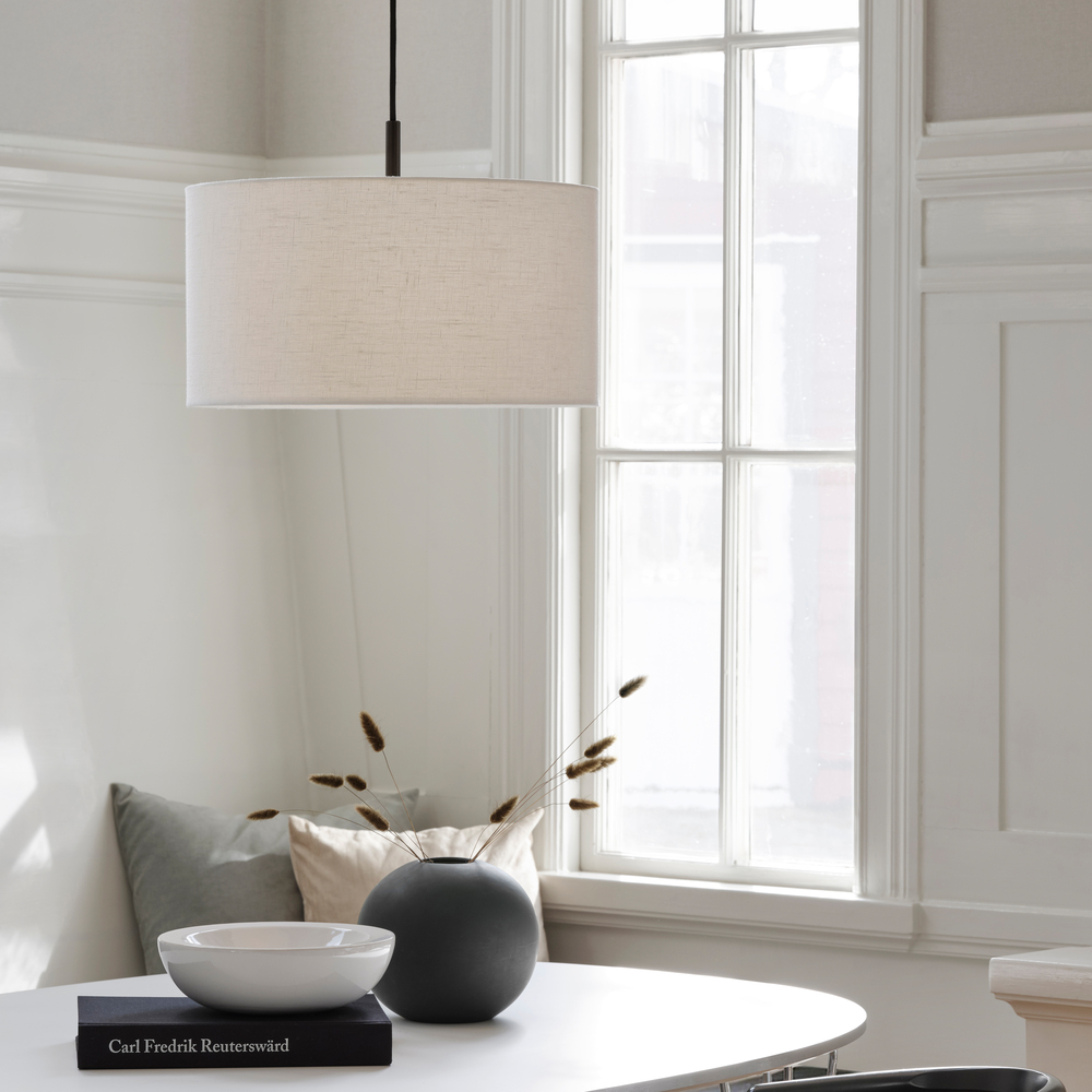 Soft Ø44 Hvit/bronse Taklampe Fra Belid - Soft pendellampe er en stilig lampe med en mykt avrundet form som skaper et varmt og behagelig lys.