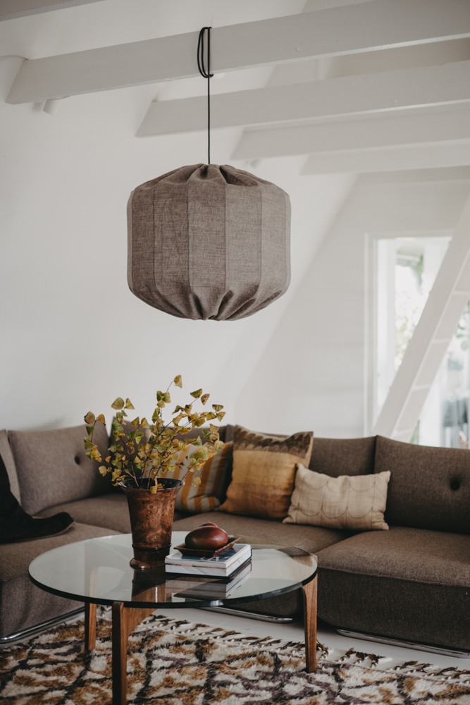Dester Skjerm Ekskl. Oppheng Ø58 Brun Taklampe Fra Alde & Lind - Linstoffet gir Dester-lampeskjermen et sofistikert og elegant uttrykk.