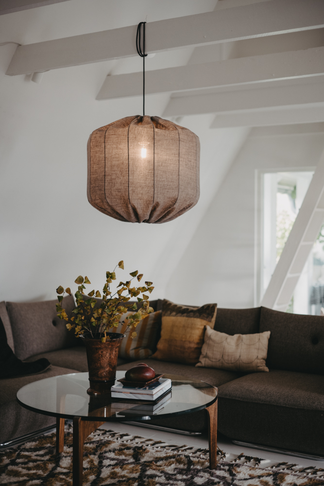 Dester Skjerm Ekskl. Oppheng Ø58 Brun Taklampe Fra Alde & Lind - Linstoffet gir Dester-lampeskjermen et sofistikert og elegant uttrykk.