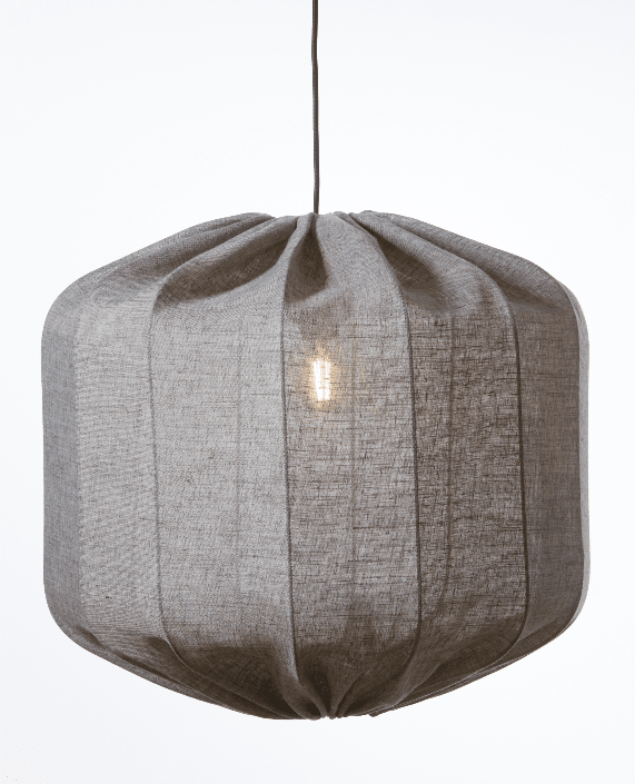 Dester Skjerm Ekskl. Oppheng Ø58 Brun Taklampe Fra Alde & Lind - Linstoffet gir Dester-lampeskjermen et sofistikert og elegant uttrykk.