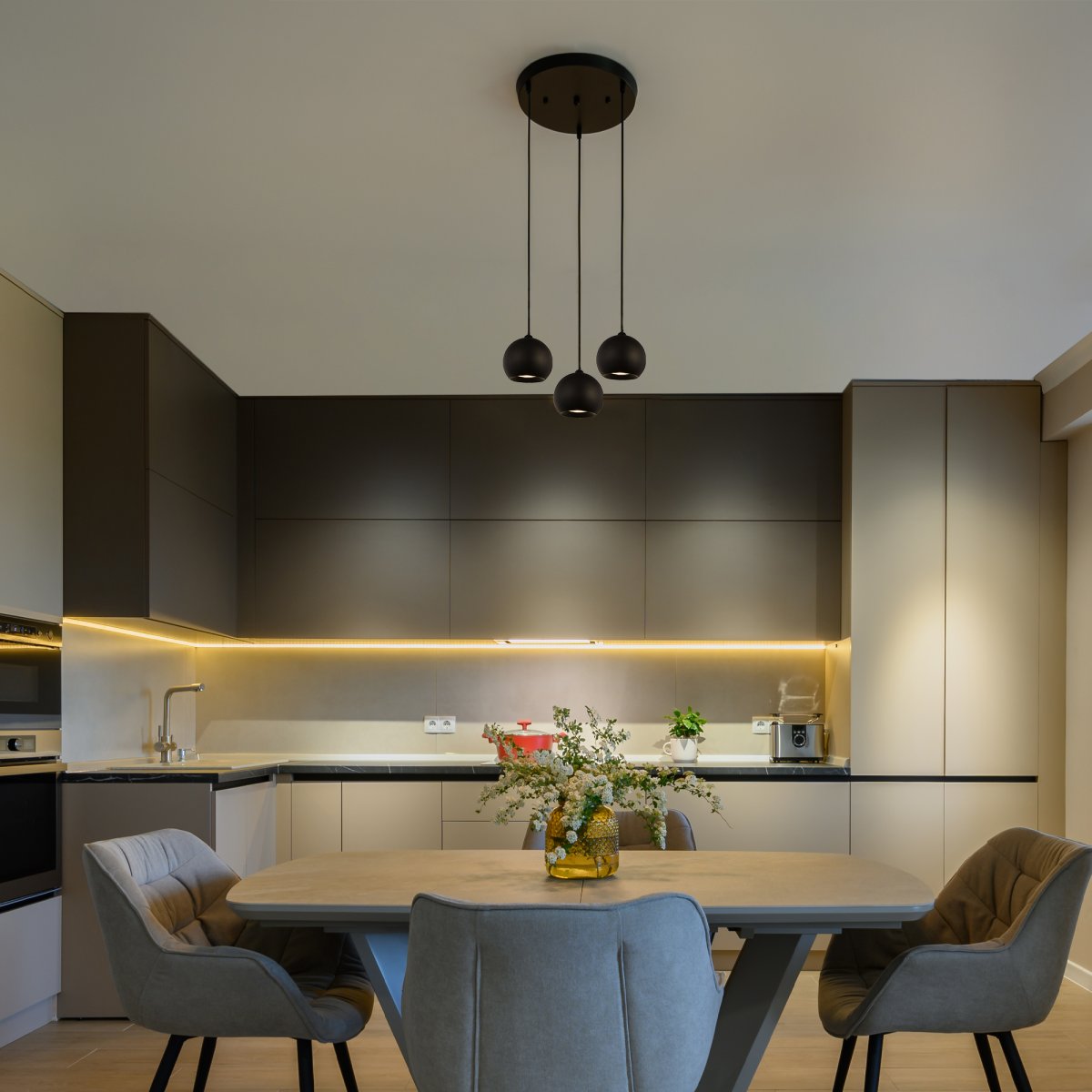 Eindhoven Ø40 Sand svart Taklampe Fra Searchlight - En lampe som gir både karakter og praktisk belysning til hjemmet ditt, uansett hvor den er plassert.