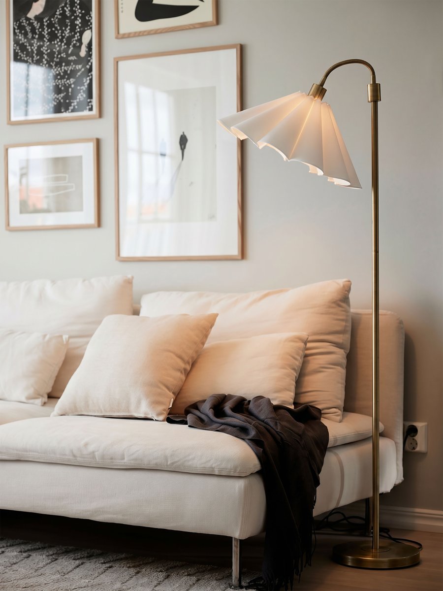 Amy Flex Gull gulvlampe Fra PR Home - Lampen har en metallramme i gullfinish med justerbar overarm og en bryter p&aring; basen for enkel bruk.