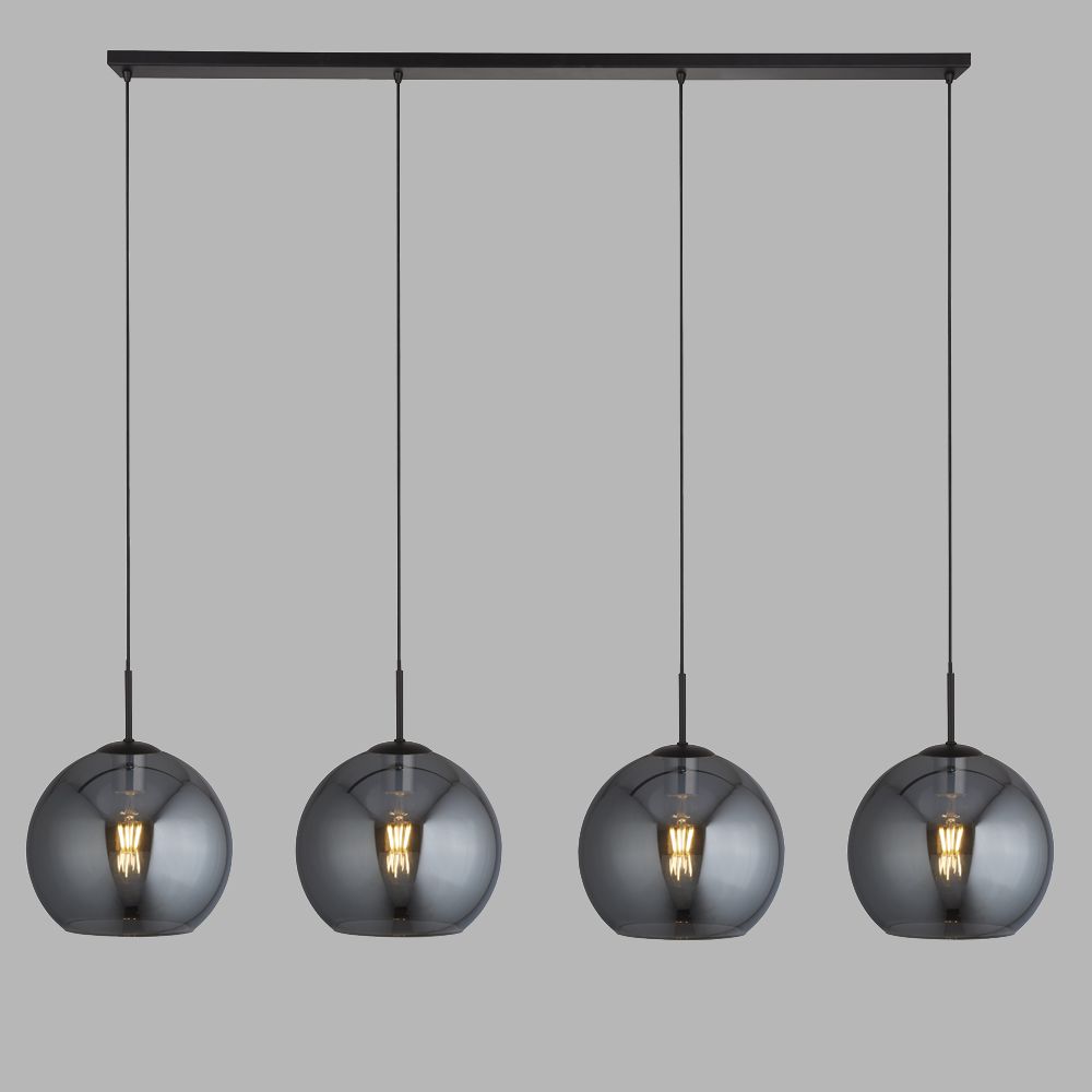 Amsterdam 175cm Svart Taklampe Fra Searchlight - Amsterdam pendel med fire pærer har en matt svart finish og store røkte glasskupler med åpen bunn.