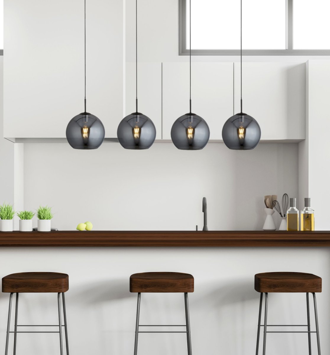 Amsterdam 175cm Svart Taklampe Fra Searchlight - Amsterdam pendel med fire pærer har en matt svart finish og store røkte glasskupler med åpen bunn.