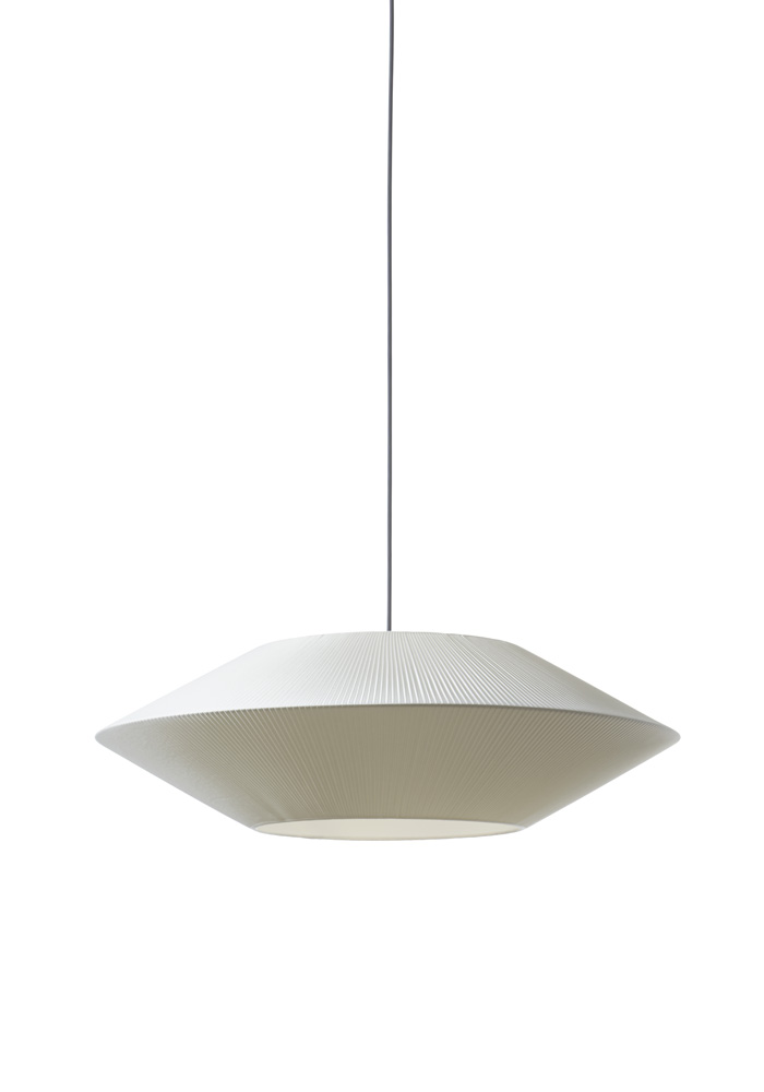 Pollux Skjerm Ekskl. Oppheng Ø75 Off-white Taklampe Fra Alde & Lind - Dette er en lampeskjerm som passer inn i flere forskjellige rom, men den er perfekt &aring; plassere over et spisebord.