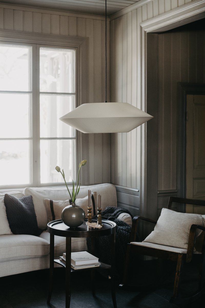 Pollux Skjerm Ekskl. Oppheng Ø75 Off-white Taklampe Fra Alde & Lind - Dette er en lampeskjerm som passer inn i flere forskjellige rom, men den er perfekt &aring; plassere over et spisebord.