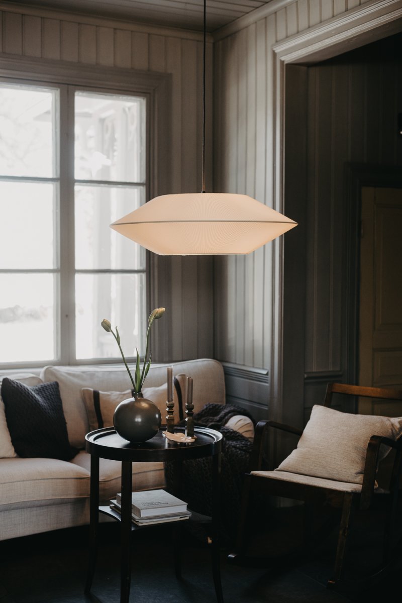 Pollux Skjerm Ekskl. Oppheng Ø75 Off-white Taklampe Fra Alde & Lind - Dette er en lampeskjerm som passer inn i flere forskjellige rom, men den er perfekt &aring; plassere over et spisebord.