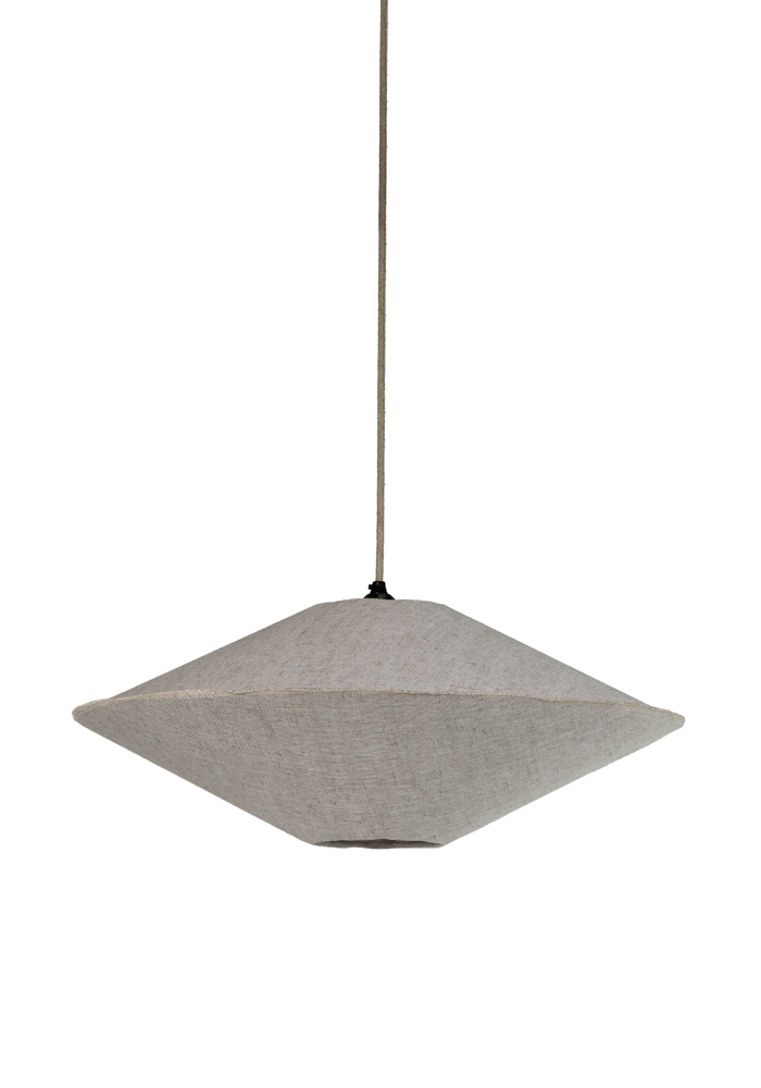 Vega Skjerm Ekskl. Oppheng Ø58 Natur Taklampe Fra Alde & Lind - Vega-lampeskjermen er trukket med 100 % linstoff, med en synlig overlocks&oslash;m som en stilig detalj midt p&aring; skjermen der topp og bunn er samlet.