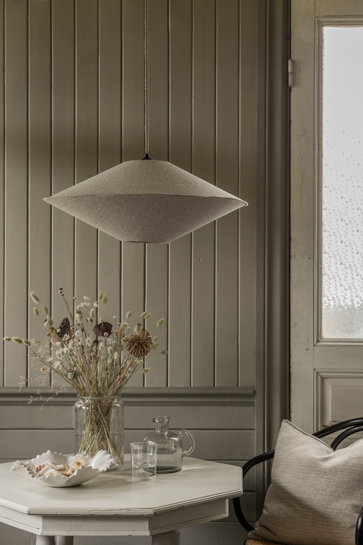 Vega Skjerm Ekskl. Oppheng Ø58 Natur Taklampe Fra Alde & Lind - Vega-lampeskjermen er trukket med 100 % linstoff, med en synlig overlocks&oslash;m som en stilig detalj midt p&aring; skjermen der topp og bunn er samlet.