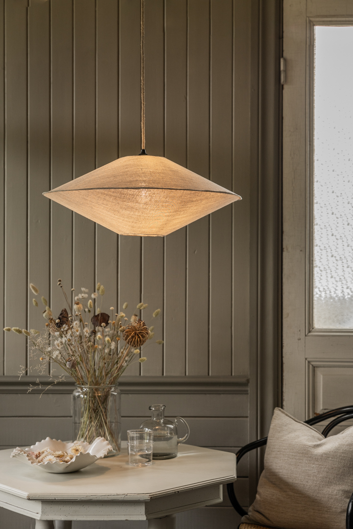 Vega Skjerm Ekskl. Oppheng Ø58 Natur Taklampe Fra Alde & Lind - Vega-lampeskjermen er trukket med 100 % linstoff, med en synlig overlocks&oslash;m som en stilig detalj midt p&aring; skjermen der topp og bunn er samlet.