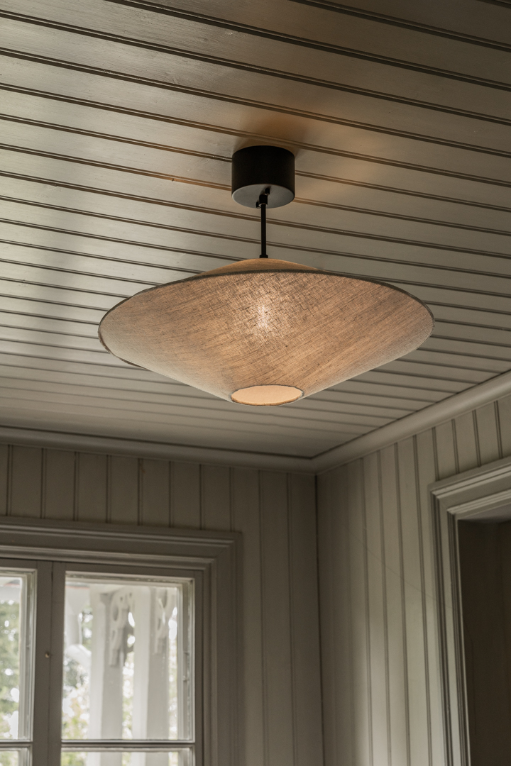 Vega Skjerm Ekskl. Oppheng Ø58 Natur Taklampe Fra Alde & Lind - Vega-lampeskjermen er trukket med 100 % linstoff, med en synlig overlocks&oslash;m som en stilig detalj midt p&aring; skjermen der topp og bunn er samlet.