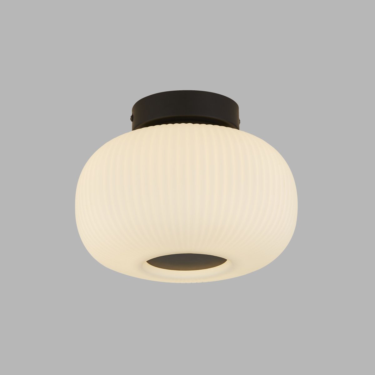 Lumina Ø24 Svart plafond Fra Searchlight - Den sprer en myk og behagelig gl&oslash;d gjennom sin opale, riflede glassskjerm.