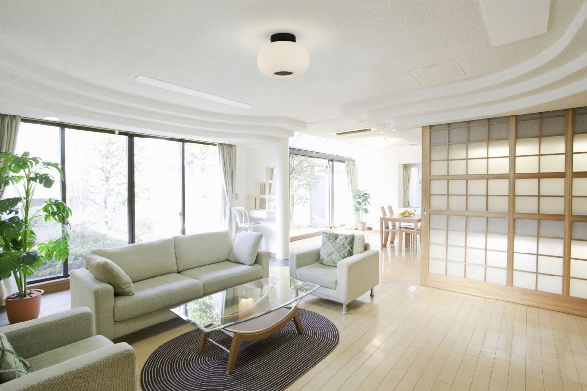 Lumina Ø24 Svart plafond Fra Searchlight - Den sprer en myk og behagelig gl&oslash;d gjennom sin opale, riflede glassskjerm.