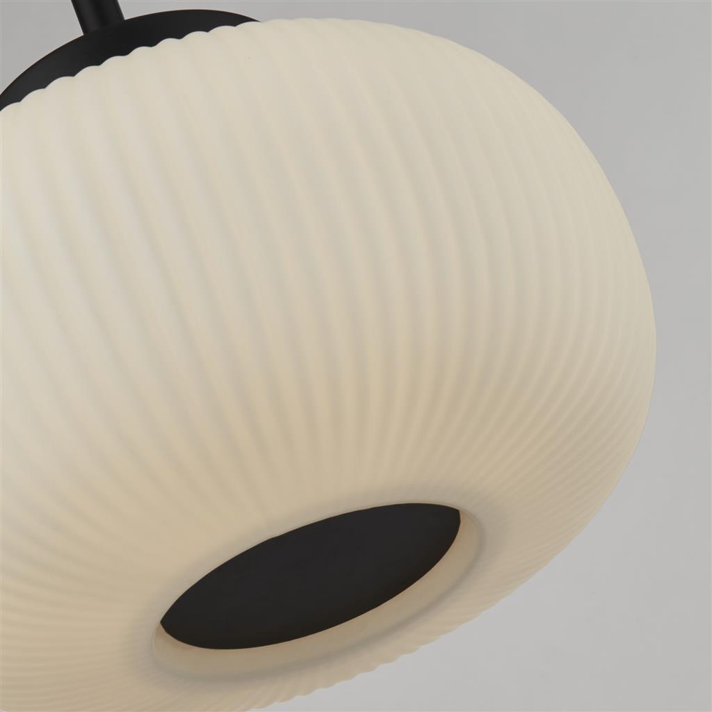 Lumina Ø24 Svart Taklampe Fra Searchlight - Den mattsvarte metallrammen kombinert med den riflede opalglassskjermen skaper et moderne og stilig utseende som passer til både lyse og mørke interiører.