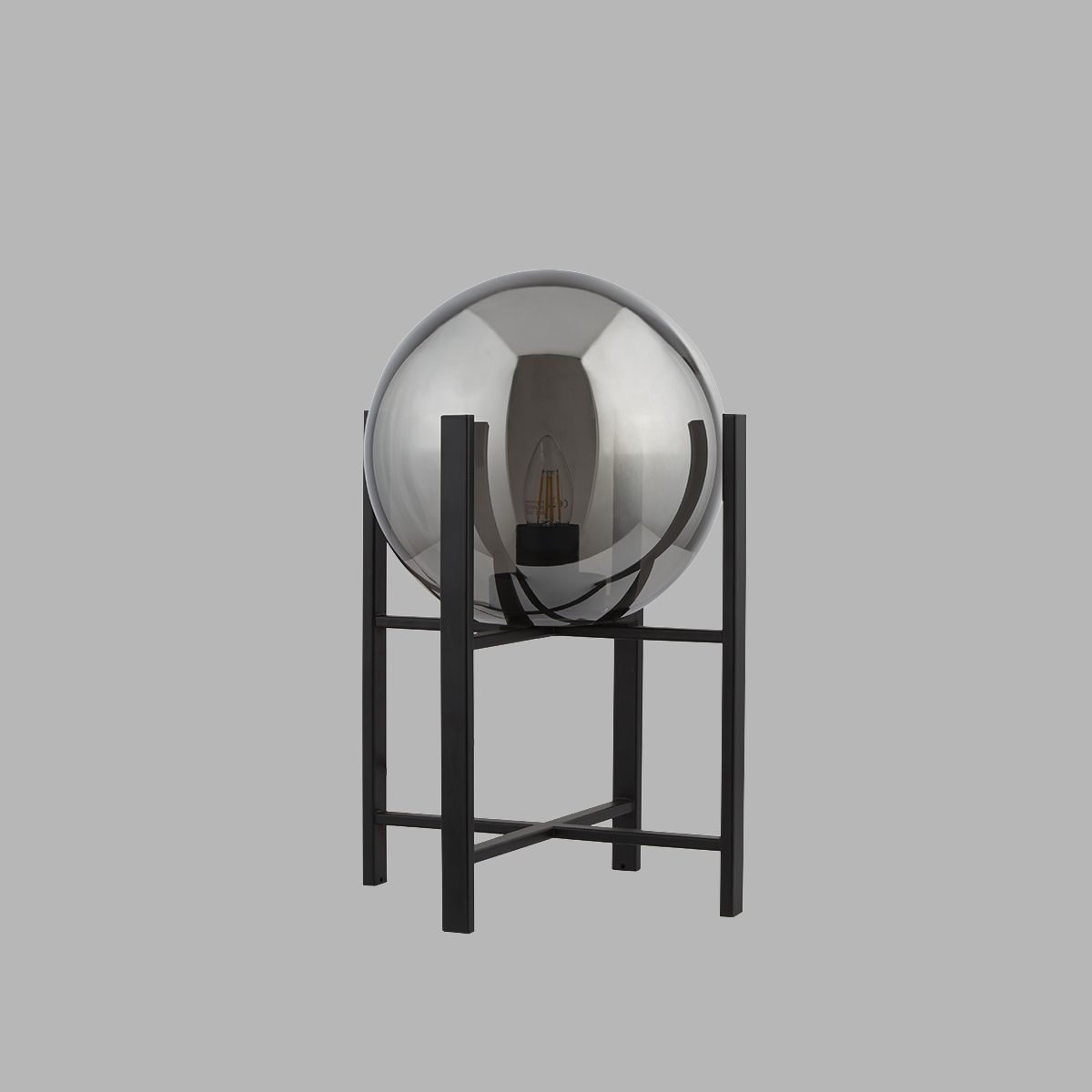 Amsterdam 43cm Svart bordlampe Fra Searchlight - Amsterdam bordlampe har en matt svart finish og et firbent stativ som holder en stor røykfarget, avrundet glasskuppel.