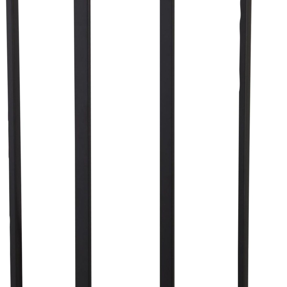 Amsterdam Svart gulvlampe Fra Searchlight - Med en røkt iskrem som hviler på; en slank, svart metallramme gir lampen en stilig og mystisk lyseffekt som passer perfekt i både moderne og industrielle miljøer.