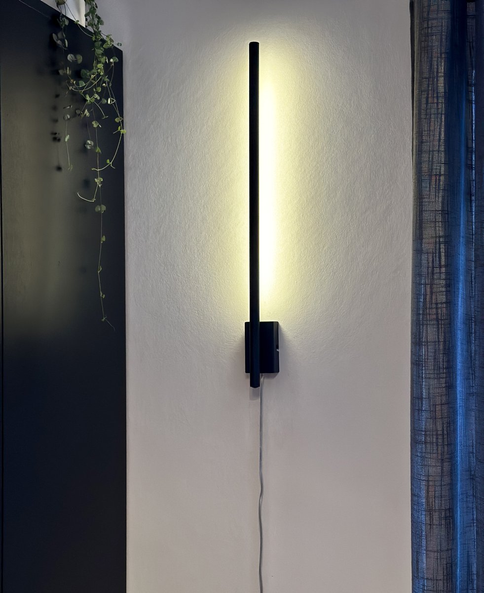 Stecco 65cm Svart vegglampe Fra Aneta Lighting - STECCO vegglampe i sortlakkert metall passer like godt på; de smale veggene som de litt større.