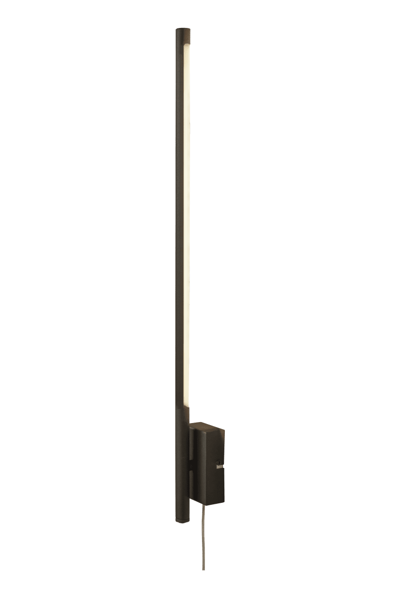 Stecco 65cm Svart vegglampe Fra Aneta Lighting - STECCO vegglampe i sortlakkert metall passer like godt på; de smale veggene som de litt større.