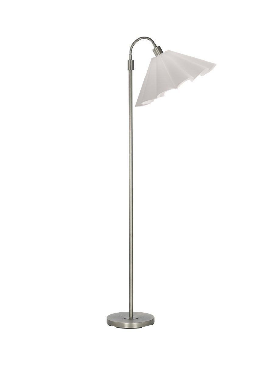 Amy Flex Sølv gulvlampe Fra PR Home - Lampen har en metallramme i sølvfinish med en justerbar overarm og en strømbryter på basen for enkel bruk.