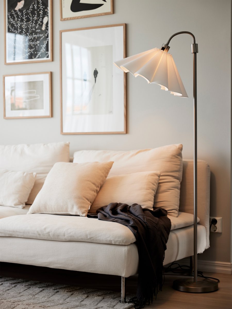 Amy Flex Sølv gulvlampe Fra PR Home - Lampen har en metallramme i sølvfinish med en justerbar overarm og en strømbryter på basen for enkel bruk.