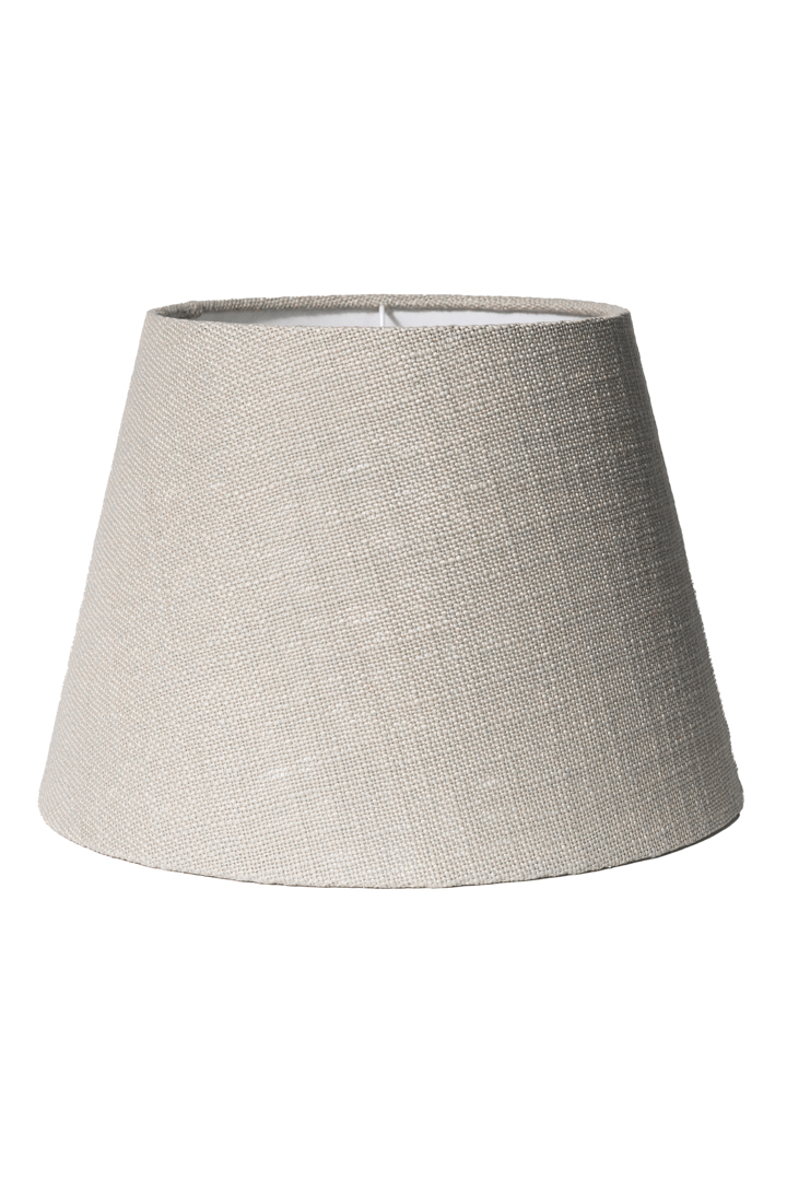 Lampskärm Ilse Ø40 Sand Fra Alde & Lind - Den tidløse formen og den nøytrale fargen gjør at Ilse er enkel å kombinere med forskjellige lampefoter og passer fint inn i både moderne og mer klassiske interiørmiljøer.