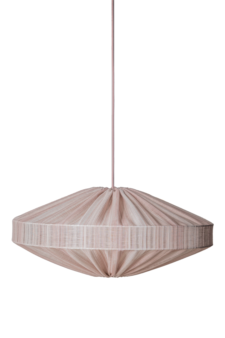 Alba Rand Skjerm Ekskl. Oppheng Ø78 Rosa Taklampe Fra Alde & Lind - Linstoffet i den dempede rosa fargen skaper en varm atmosf&aelig;re i rommet.