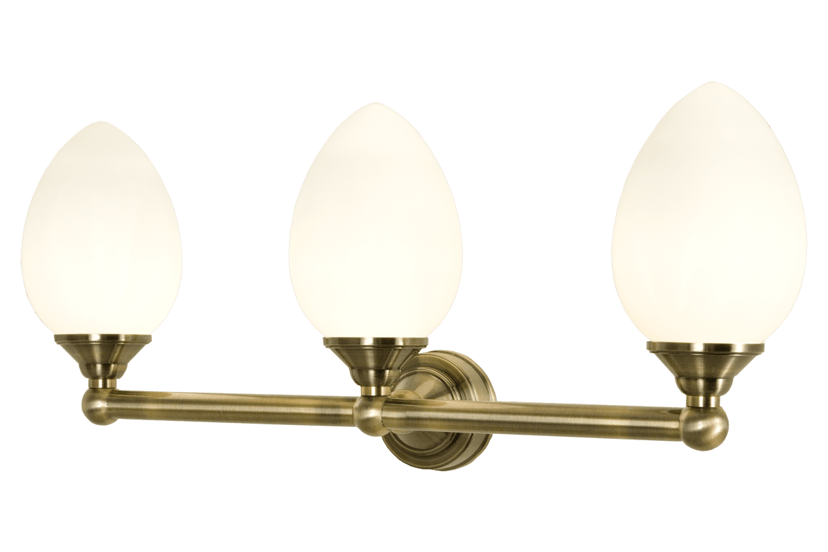 Luigi 55cm Antikk baderomslampe Fra Aneta Lighting - Luigi er en elegant vegglampe i antikk messing med tre vakre opalhvite nyanser, som gir et mykt og innbydende varmhvitt lys.