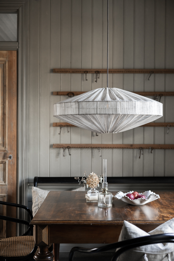 Alba Rand Skjerm Ekskl. Oppheng Ø78 Brun Taklampe Fra Alde & Lind - Linstoffet i gr&aring;/brun farge skaper en varm atmosf&aelig;re i rommet.