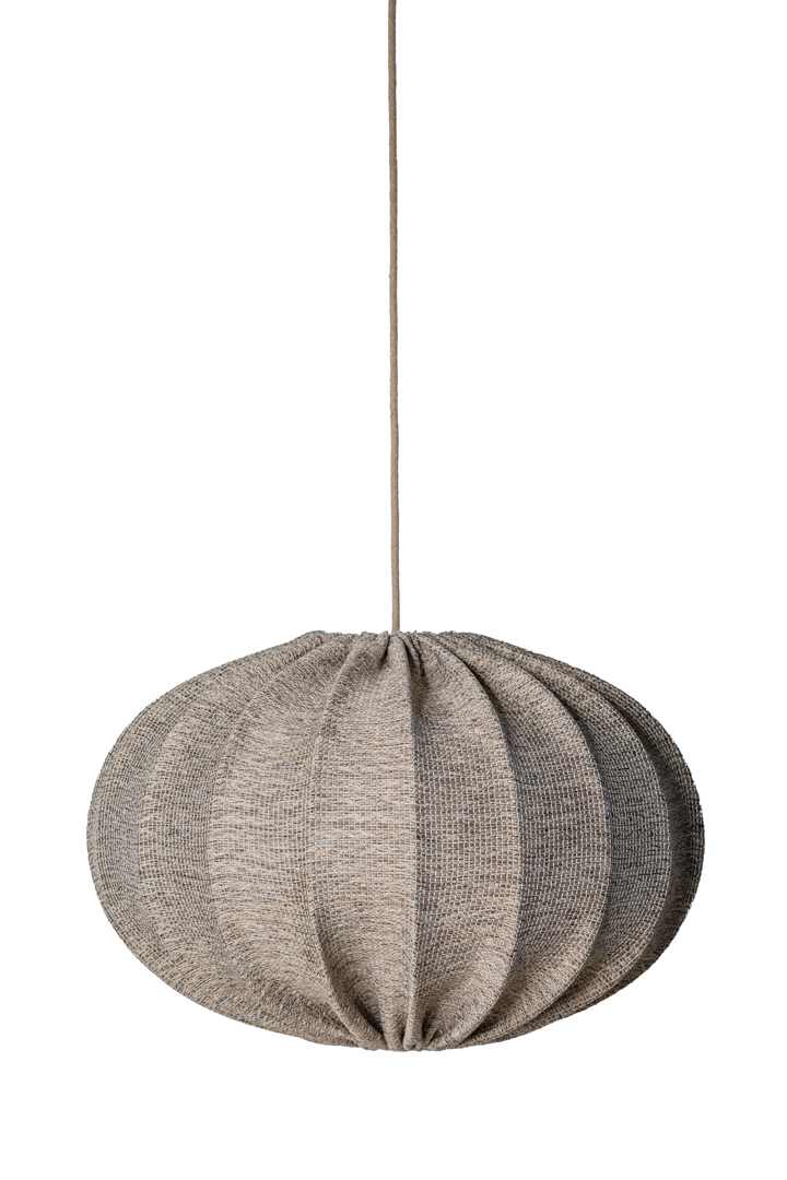 Moon Skjerm Ekskl. Oppheng Ø58 Brun Taklampe Fra Alde & Lind - Moon er en moderne lampeskjerm i en klassisk oppdatert form laget av et gr&aring;tt stoff som gir et varierende utseende, enten den er p&aring; eller av.