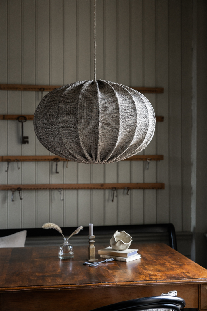 Moon Skjerm Ekskl. Oppheng Ø58 Brun Taklampe Fra Alde & Lind - Moon er en moderne lampeskjerm i en klassisk oppdatert form laget av et gr&aring;tt stoff som gir et varierende utseende, enten den er p&aring; eller av.