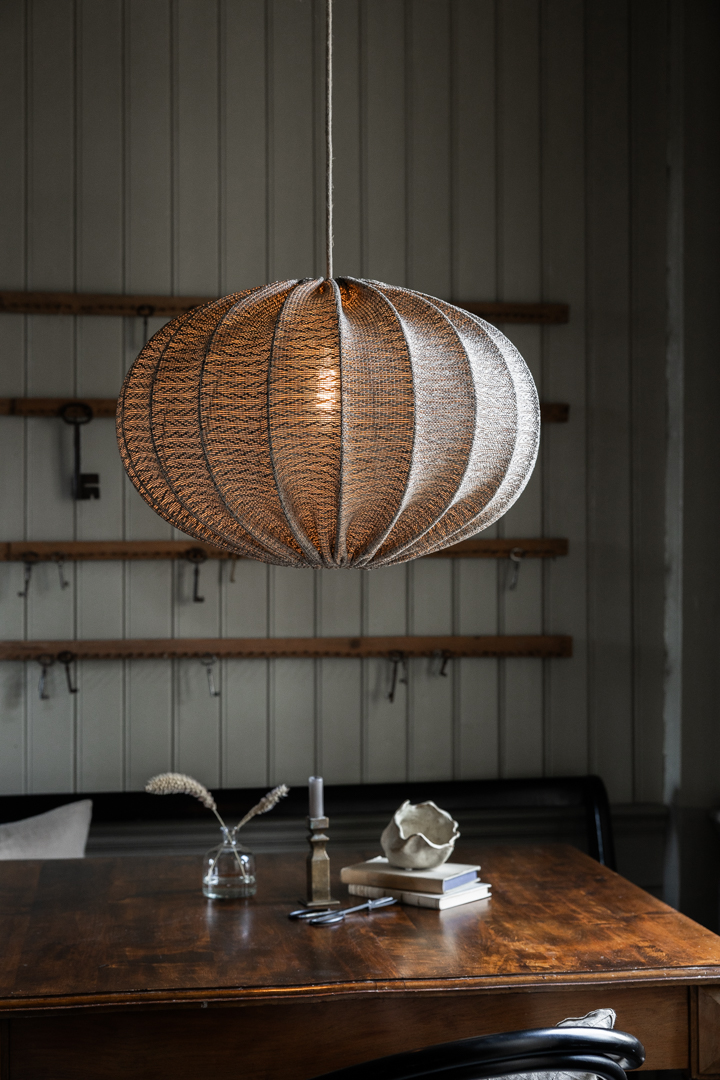 Moon Skjerm Ekskl. Oppheng Ø58 Brun Taklampe Fra Alde & Lind - Moon er en moderne lampeskjerm i en klassisk oppdatert form laget av et gr&aring;tt stoff som gir et varierende utseende, enten den er p&aring; eller av.