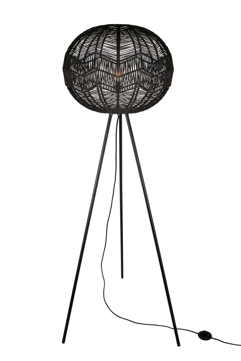 Missy Svart gulvlampe Fra Globen Lighting - Missy gulvlampe med skjerm i vridd sort rotting og tre matt sortlakkerte ben.