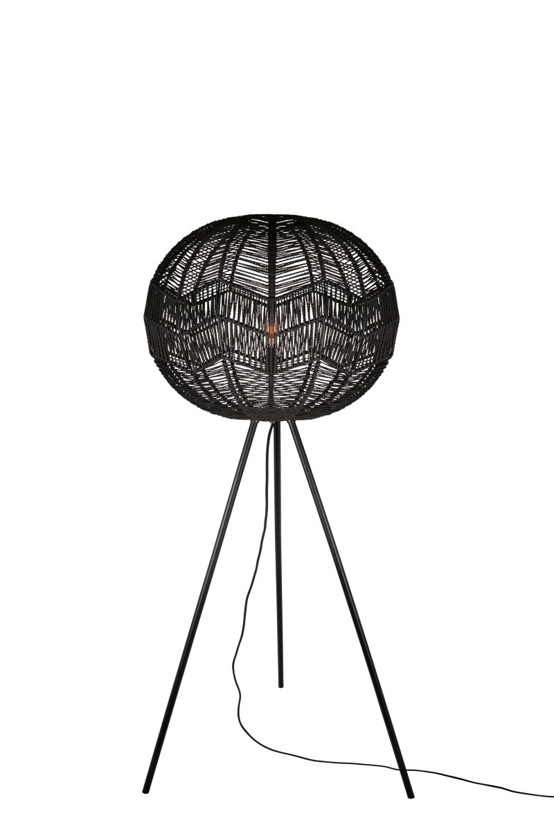 Missy Svart gulvlampe Fra Globen Lighting - Missy gulvlampe med skjerm i vridd sort rotting og tre matt sortlakkerte ben.