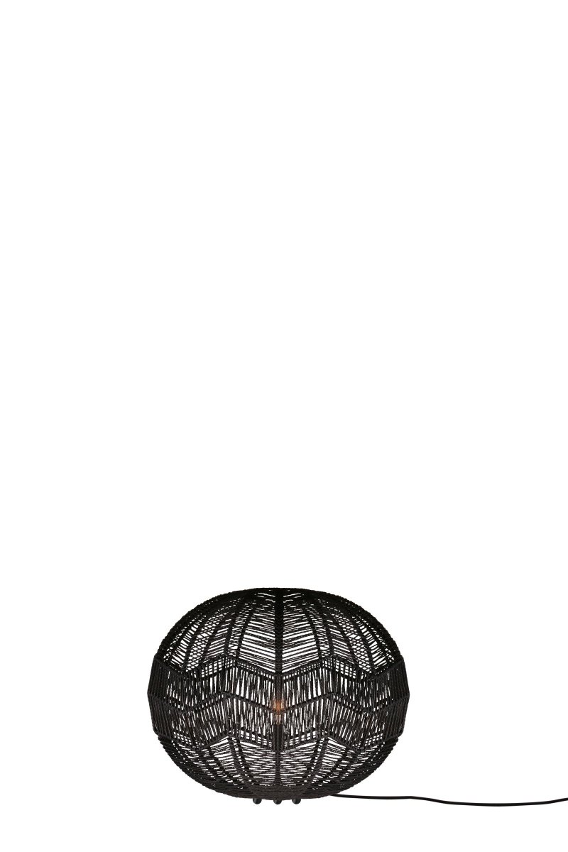 Missy Svart gulvlampe Fra Globen Lighting - Missy gulvlampe med skjerm i vridd sort rotting og tre matt sortlakkerte ben.