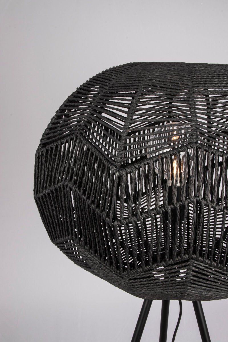 Missy Svart gulvlampe Fra Globen Lighting - Missy gulvlampe med skjerm i vridd sort rotting og tre matt sortlakkerte ben.