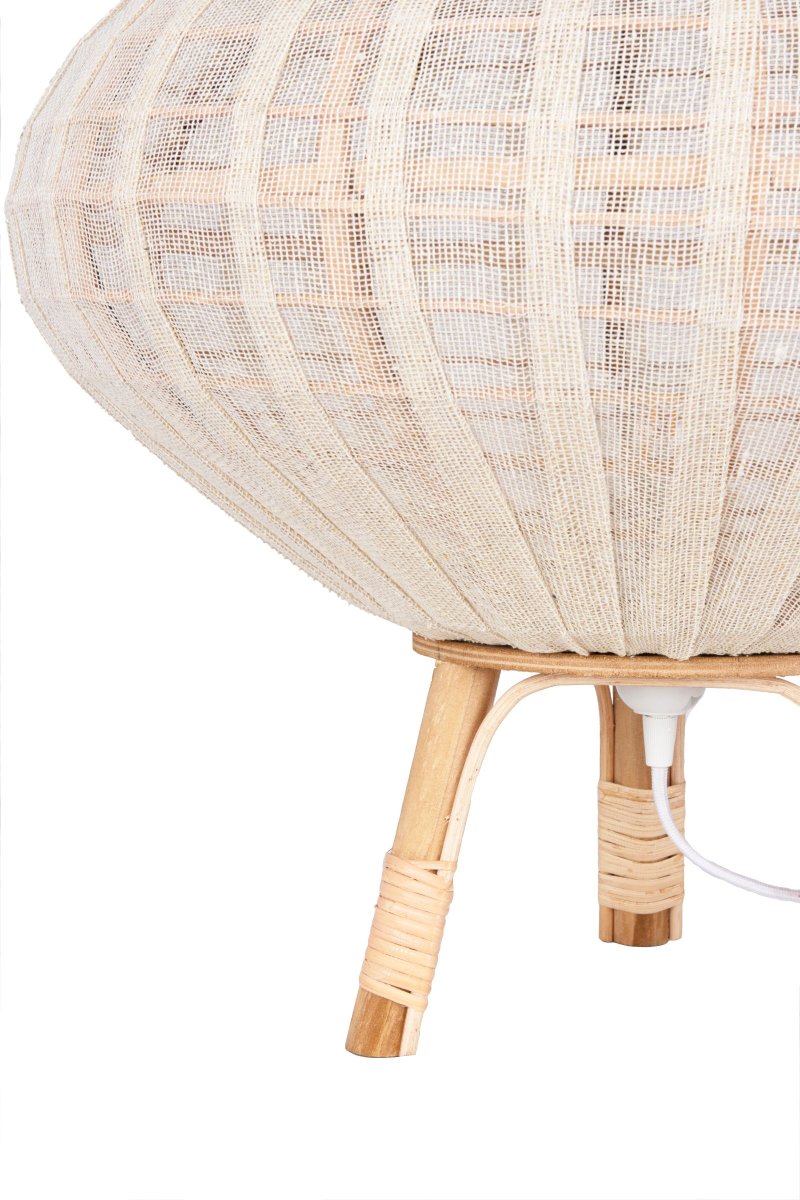 Borneo 48cm Natur gulvlampe Fra Globen Lighting - Lampen er laget av naturfarget rotting og off-white linstoff og den har en 200 cm lang hvit tekstilkabel med gulvbryter og st&oslash;psel.