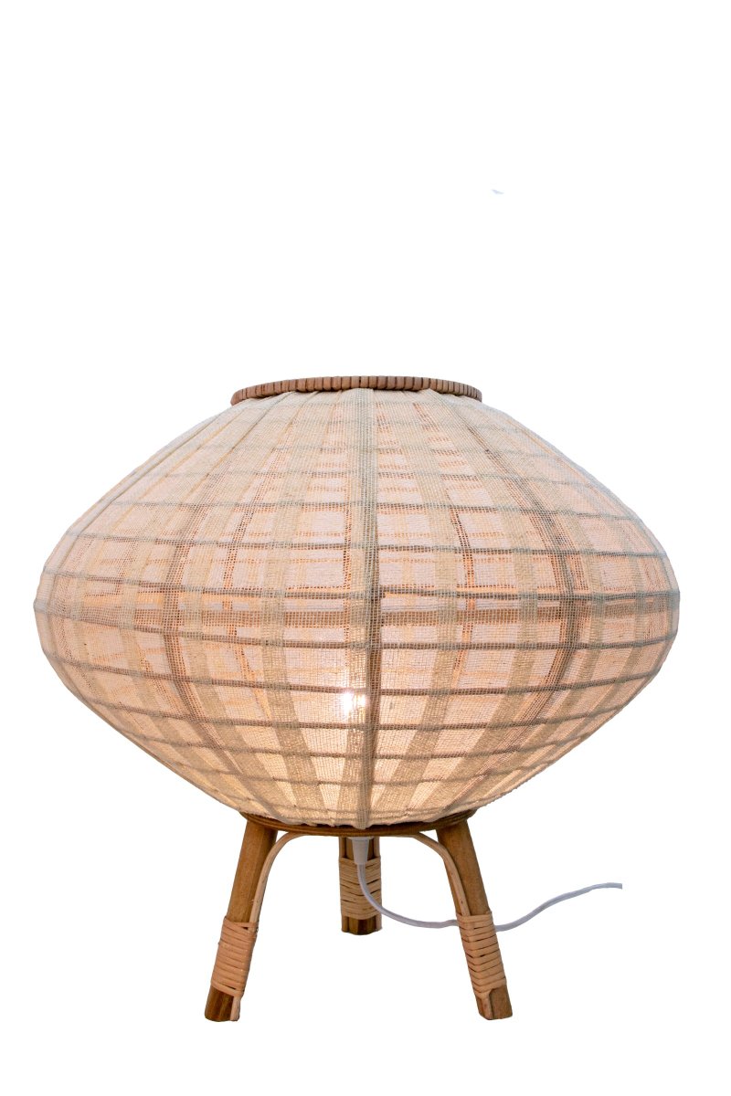 Borneo 48cm Natur gulvlampe Fra Globen Lighting - Lampen er laget av naturfarget rotting og off-white linstoff og den har en 200 cm lang hvit tekstilkabel med gulvbryter og st&oslash;psel.