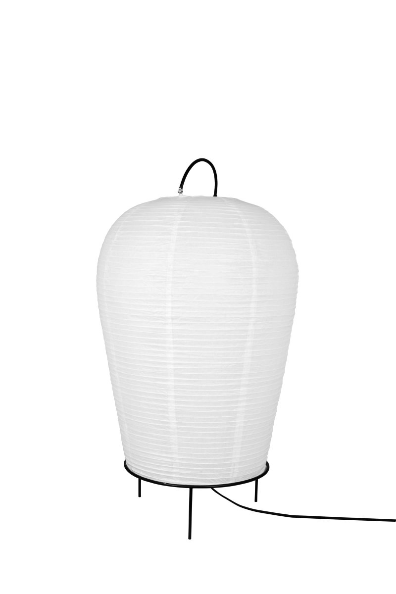 Osaka Hvit gulvlampe Fra Globen Lighting - Osaka er en stor, strengt grafisk gulvrislampe.