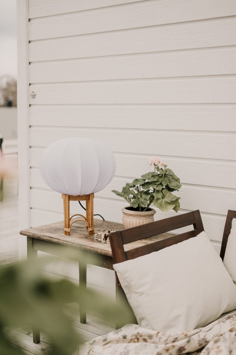 Fiji 47cm Natur gulvlampe Fra Globen Lighting - Stoffet er vannavst&oslash;tende, noe som gj&oslash;r at lampen kan brukes utend&oslash;rs n&aring;r den suppleres med en passende kabel.