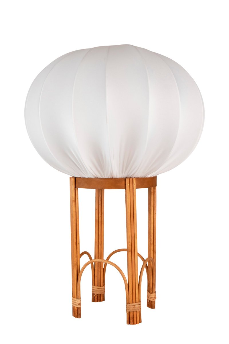 Fiji 66cm Natur gulvlampe Fra Globen Lighting - Stoffet er vannavst&oslash;tende, noe som gj&oslash;r at lampen kan brukes utend&oslash;rs n&aring;r den suppleres med en passende kabel.