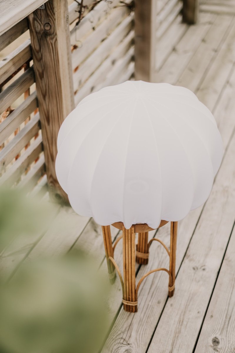 Fiji 66cm Natur gulvlampe Fra Globen Lighting - Stoffet er vannavst&oslash;tende, noe som gj&oslash;r at lampen kan brukes utend&oslash;rs n&aring;r den suppleres med en passende kabel.
